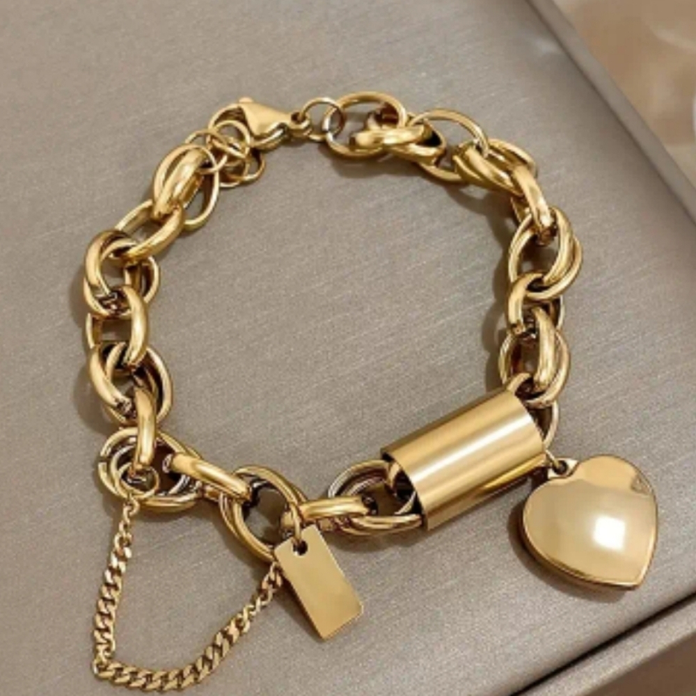 NIB CHUNKY 18kgp Stainless Steel Elegant Gold Bracelet with Heart Charm